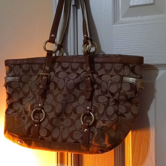 Handbags - Bag w/ free umbrella